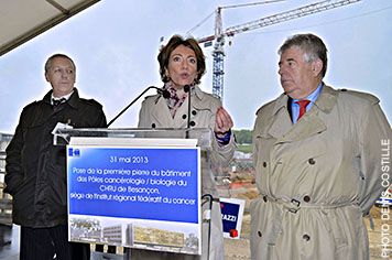 Marisol Touraine pose la première pierre d'un bâtiment de l'hopital